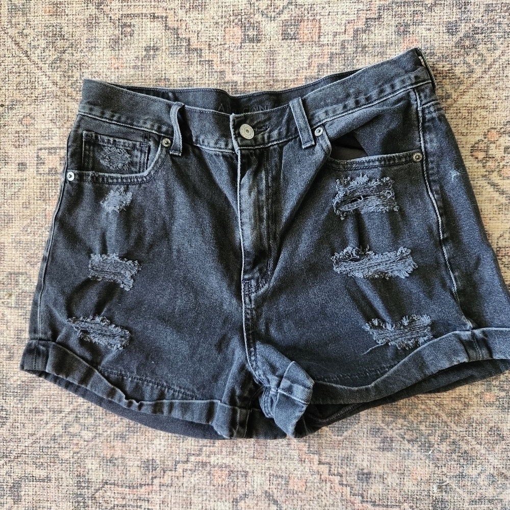 American Eagle Mom Short Size 8 Black Denim Cuffed Hem Distressed